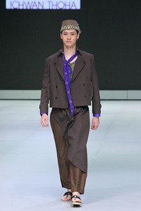 Jakarta, Indonesia - 16 Februari. Ichwan Thoha East Meet West. Indonesia Fashion Week 2013 at Jakarta Convention Center. 16 Februari 2013. Senayan. Jakarta. [Foto: Mohammad Abduh/Wolipop]