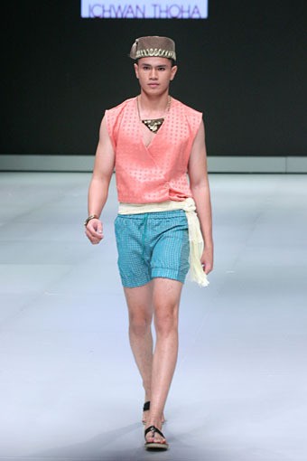 Jakarta, Indonesia - 16 Februari. Ichwan Thoha East Meet West. Indonesia Fashion Week 2013 at Jakarta Convention Center. 16 Februari 2013. Senayan. Jakarta. [Foto: Mohammad Abduh/Wolipop]