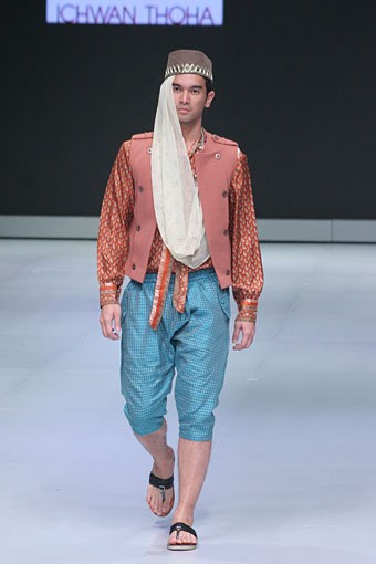 Jakarta, Indonesia - 16 Februari. Ichwan Thoha East Meet West. Indonesia Fashion Week 2013 at Jakarta Convention Center. 16 Februari 2013. Senayan. Jakarta. [Foto: Mohammad Abduh/Wolipop]