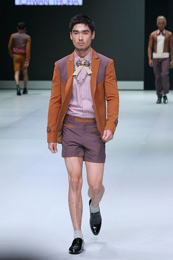 Jakarta, Indonesia - 16 Februari. Ichwan Thoha East Meet West. Indonesia Fashion Week 2013 at Jakarta Convention Center. 16 Februari 2013. Senayan. Jakarta. [Foto: Mohammad Abduh/Wolipop]