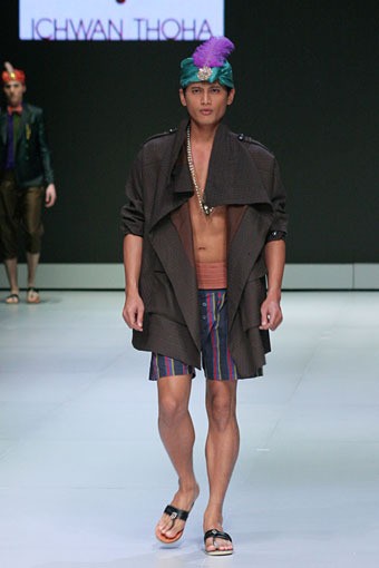 Jakarta, Indonesia - 16 Februari. Ichwan Thoha East Meet West. Indonesia Fashion Week 2013 at Jakarta Convention Center. 16 Februari 2013. Senayan. Jakarta. [Foto: Mohammad Abduh/Wolipop]
