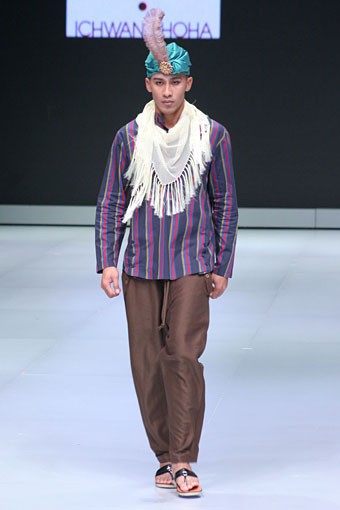 Jakarta, Indonesia - 16 Februari. Ichwan Thoha East Meet West. Indonesia Fashion Week 2013 at Jakarta Convention Center. 16 Februari 2013. Senayan. Jakarta. [Foto: Mohammad Abduh/Wolipop]
