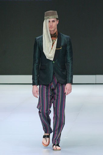 Jakarta, Indonesia - 16 Februari. Ichwan Thoha East Meet West. Indonesia Fashion Week 2013 at Jakarta Convention Center. 16 Februari 2013. Senayan. Jakarta. [Foto: Mohammad Abduh/Wolipop]