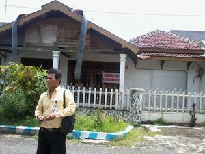 Boyamin Nekat Segel Sendiri Rumah Irjen Djoko di Madiun