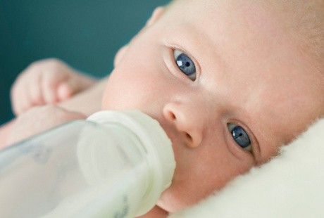 Stop! Jangan Tidurkan Balita dengan Memberikan Botol Susu