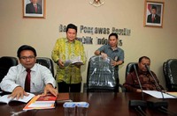 Ketua Bawaslu Muhammad (batik hijau) menyatakan niat tersebut di kantornya di Jl MH Thamrin, Jakarta, Selasa (19/3/2013). KPU dianggap melanggar kode etik mengenai asas kepastian hukum.