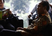 Pria yang kini menjabat sebagai ketua Komisi VI ini tengah duduk menunggu panggilan untuk masuk ke lantai delapan gedung KPK. Ramses/detikFoto.