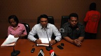 Polres Metro Jakarta Selatan menunjukan tersangka dalam jumpa pers di gedung Polres Metro Jakarta Selatan, Jakarta, Selasa (19/3).