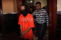 R ditangkap karena tega mencabuli anak kandungnya sendiri berinisial DR.
