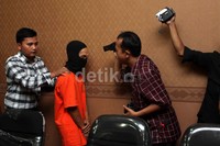 Kelakuan bejat itu dilakukan R kepada putrinya sejak korban kelas tiga SD hingga berumur 16 tahun.