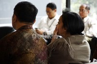 Elda Devianne Adiningrat selalu didampingi koleganya setiap diperiksa KPK. Ramses/detikFoto.