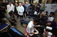 JK meninjau langsung proses pendonoran darah.