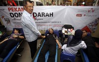Ia juga menyempatkan berbincang dengan para pendonor.