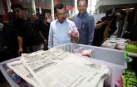 Mantan Wapres itu juga meninjau konsumsi untuk para pendonor.