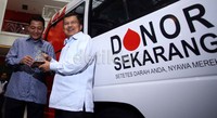 JK menerima plakat dari Bakrie Grup.