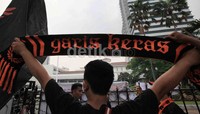 Jakmania berdemo di depan Balaikota Jakarta.