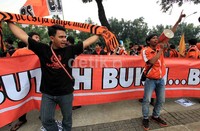 Mereka mendesak gubernur merealisasikan pembangunan markas Persija.
