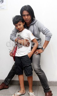 Tak seperti ayahnya, anak pertama Charly, Restu tersenyum di depan kamera. Gus Mun/detikHOT.