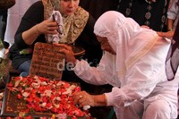 Isak tangis dari orang-orang terdekat pecah.