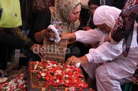 Keluarga dan kerabat terlihat sangat sedih.