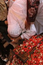 Isak Tangis Pecah di Pemakaman Tata Dado