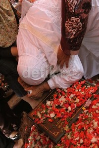 Hujan deras juga turun seolah melengkapi kesedihan keluarga Tata yang ditinggalkan.