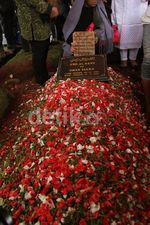 Isak Tangis Pecah di Pemakaman Tata Dado