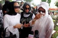 Orang-orang terdekat Tata Dado tak kuasa menahan air mata mereka.