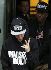 Justin akhirnya keluar dari hotel. Reuters/Olivia Harris.