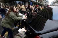 Para penggemar rela mengejar mobil yang ditumpangi Justin. Reuters/Olivia Harris.