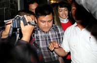 Julia Perez dijemput Kejaksaan Negeri Jakarta Timur di rumahnya di kawasan Cibubur, Senin (18/3/2013) sekitar pukul 22.40 WIB.