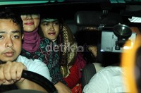 Julia Perez dijemput kejaksaan untuk menjalani hukuman terkait perkara cakar-cakaran dengan Dewi Persik.