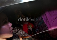     Pelantun 'Belah Duren' itu tampak mengenakan pakaian serba merah dibalut kerudung berwarna senada. Saat penjemputan, ia didampingi kuasa hukumnya.