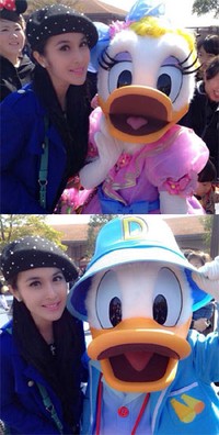 Sandra Dewi berfoto dengan Donald & Daisy Duck. (Instagram)