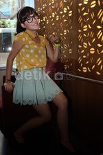 Pose Si Cantik Tasha Said di Atas Vespa
