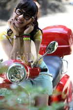 Pose Si Cantik Tasha Said di Atas Vespa
