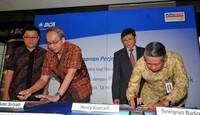 Direktur BCA Suwignyo Budiman (kanan) dan Direktur  Franchise & Investor Relation Alfamart Soeng Peter Suryadi (kiri) melakukan penandatanganan kerjasama. (dok. BCA)