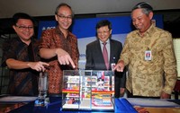 (Ki-ka) Direktur Keuangan Alfamart Tomin Widian, Direktur Franchise & Investor Relation Alfamart Soeng Peter Suryadi, Direktur BCA Henry Koenaifi, dan Direktur BCA Suwignyo Budiman mengamati maket gerai waralaba Alfamart seusai menandatangani kerjasama. (dok. BCA)