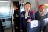 Sementara sebagian lagi berdiri di depan pintu kereta sesekali mengawasi penumpang.