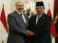 Presiden SBY menyambut kedatangan Presiden Belarus Alexander Lukashenko. (Setpres).