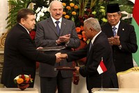 Usai pertemuan bilateral, Presiden SBY dan Presiden Lukashenko menyaksikan penandatanganan sejumlah nota kesepahaman. (Setpres).