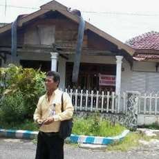 Boyamin Nekat Segel Sendiri Rumah Irjen Djoko di Madiun