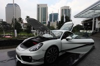 Porsche Cayman S, dipersenjatai jantung mekanis 3.4 liter, yang sanggup menggelontorkan tenaga hingga 325 HP.