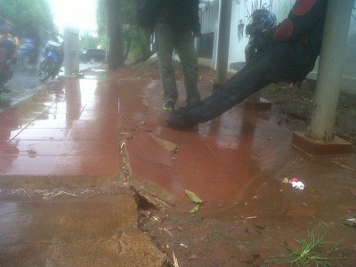 Hati-Hati! Halte Bus di Seberang SMA 28 Jaksel Ambles