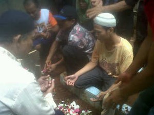 Ayah Dara-Dera Banjir Air Mata di Pemakaman