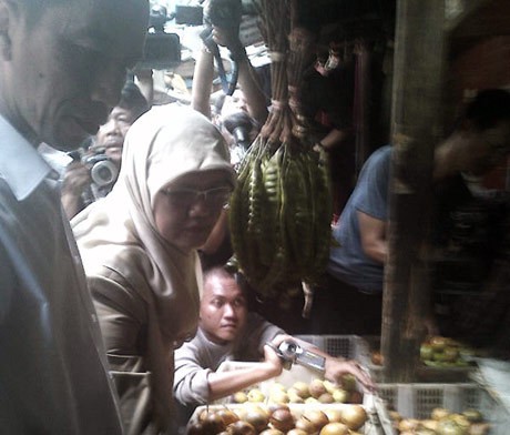 Jokowi Borong Manggis di Pasar Poncol Senen