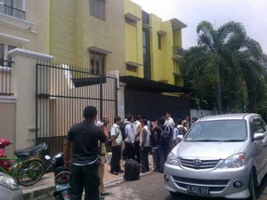 Penyidik KPK Geledah Rumah Megah Rusli Zainal di Kembangan