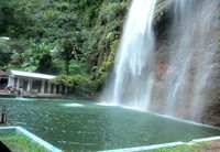 Bahkan, ada juga kolam khusus berenang di sini. Jadi, bagi Anda yang penasaran ingin merasakan berenang di air segar tanpa kaporit, inilah tempatnya (Shafa/detikTravel)