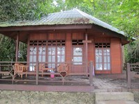 Waiwo Dive Resort terletak di Pulau Waisai, yang merupakan pusat ibukota Kabupaten Raja Ampat. Resor ini mematok harga Rp 450 ribu per orang per malamnya. Resor ini letaknya persis di pinggir pantai berpasir putih. Anda bebas berjemur atau berenang sepuasnya (Afif/detikTravel)