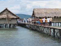 Satu lagi homestay yang terkenal di Raja Ampat ada di Pulau Sawing Rai. Ada 5 homestay di pulau ini dengan biaya menginap Rp 500 ribu per orang per malam. Asyiknya, homestay di Sawing Rai terletak di atas air laut di tepian pantai (Afif/detikTravel)